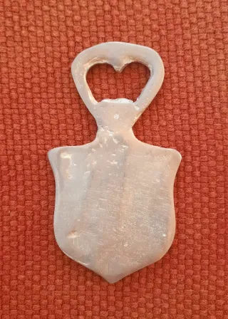 Abridor de bronce con león