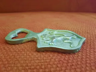 Abridor de bronce con león