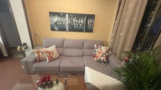 Sofá modular gris con cojines