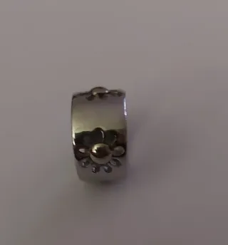 Anillo plateado con diseño floral