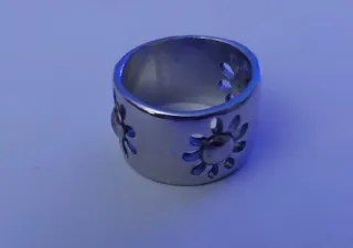 Anillo plateado con diseño floral