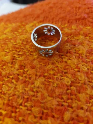 Anillo plateado con diseño floral