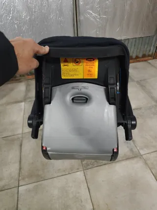 Silla de coche "huevo" para bebé.
