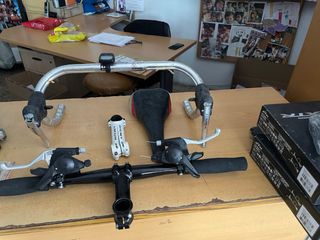 Piezas de bicicleta: manillar, sillín, frenos