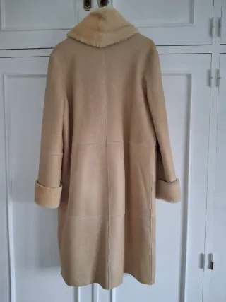 Abrigo Acosta de piel beis, tipo Pelliza