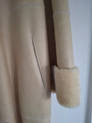 Abrigo Acosta de piel beis, tipo Pelliza