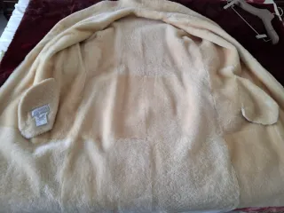 Abrigo Acosta de piel beis, tipo Pelliza