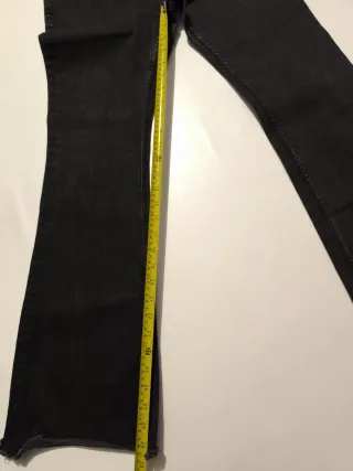 Pantalones vaqueros negros acampanados