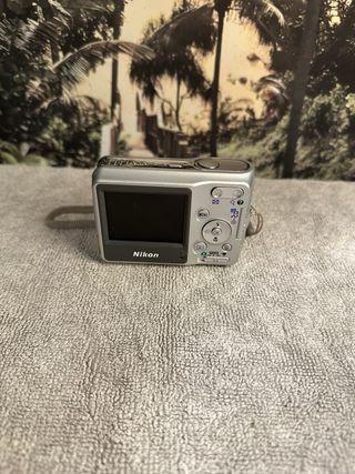 Nikon Coolpix L4 Prata