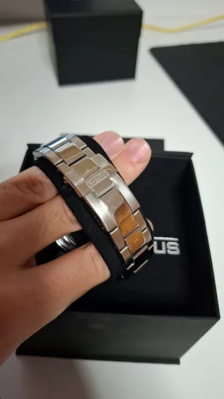 Reloj Lotus Negro y Plateado