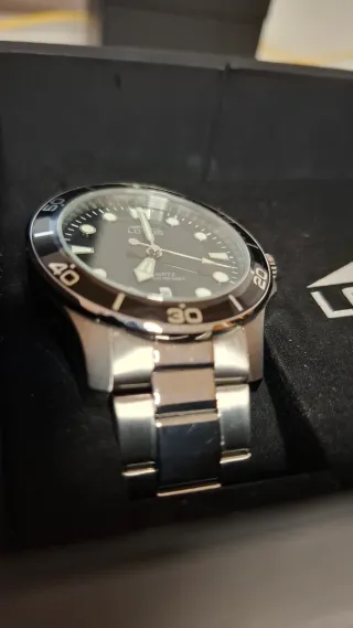 Reloj Lotus Negro y Plateado