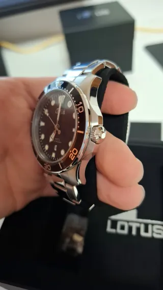 Reloj Lotus Negro y Plateado