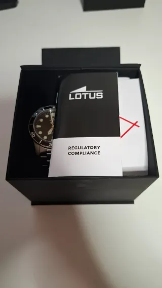 Reloj Lotus Negro y Plateado