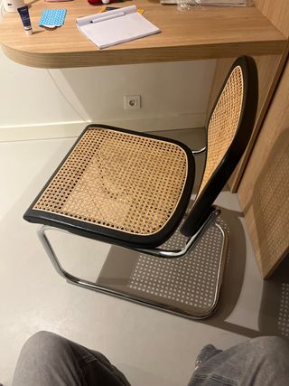 Cadeira de design em metal e madeira