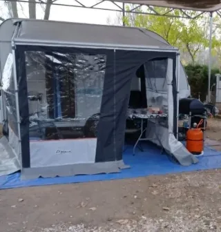 Toldo y cerramiento caravana 750 kg