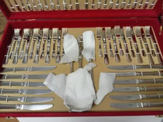 Cubertería Cruz de Malta 115 piezas