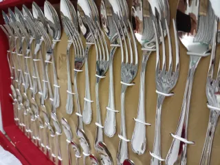 Cubertería Cruz de Malta 115 piezas