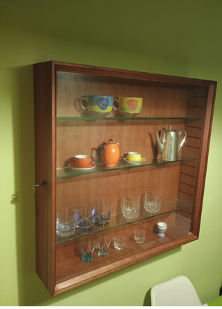 Vitrina madera cerezo 80x80 con llave