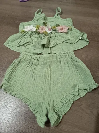 Conjunto bebé top flores y shorts