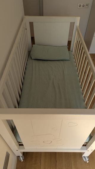 Cuna de madera blanca de 140x70 cm.