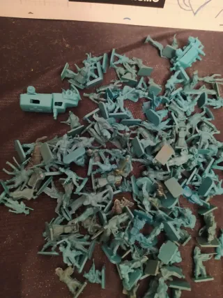 Vecchi soldatini in miniatura