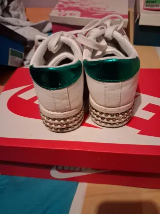 Zapatillas blancas con detalles