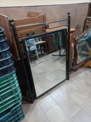 Espejo de forja negro y madera