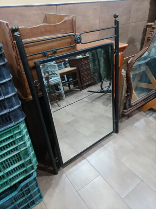 Espejo de forja negro y madera