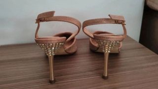 Zapatos de tacón dorados y rosas con pedrería