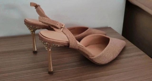 Zapatos de tacón dorados y rosas con pedrería