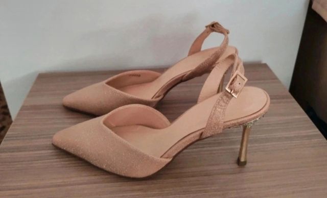 Zapatos de tacón dorados y rosas con pedrería