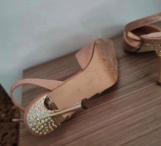 Zapatos de tacón dorados y rosas con pedrería