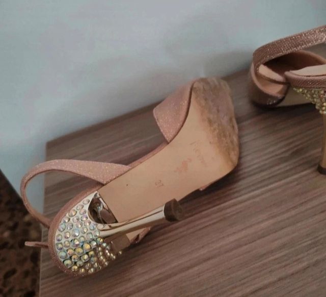 Zapatos de tacón dorados y rosas con pedrería