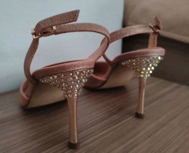 Zapatos de tacón dorados y rosas con pedrería