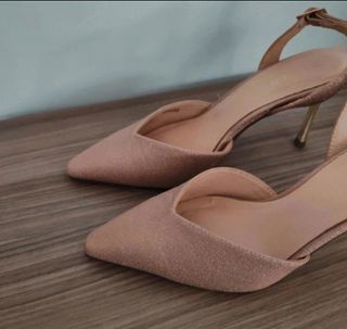 Zapatos de tacón dorados y rosas con pedrería