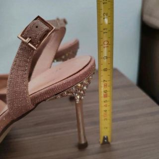 Zapatos de tacón dorados y rosas con pedrería