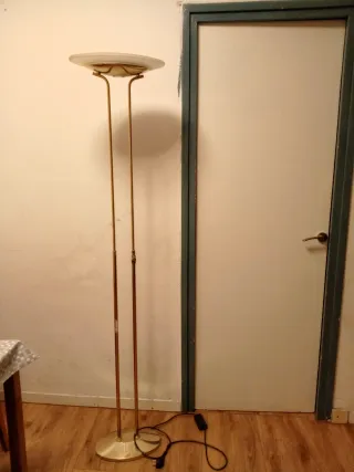 Lampada da terra dorata e trasparente