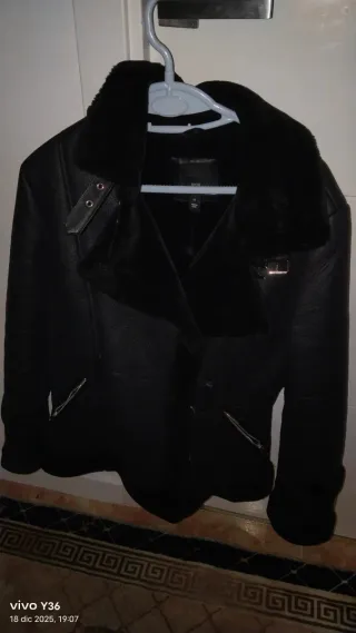Chaqueta negra con forro de pelo