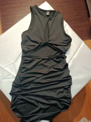 Vestido negro SHEIN con nudo y aberturas
