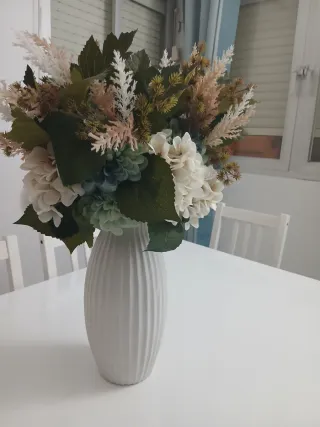 Jarrón de cerámica con flores artificiales