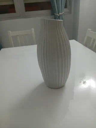 Jarrón de cerámica con flores artificiales