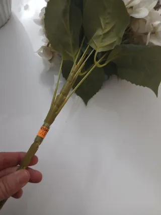 Jarrón de cerámica con flores artificiales