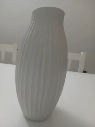 Jarrón de cerámica con flores artificiales