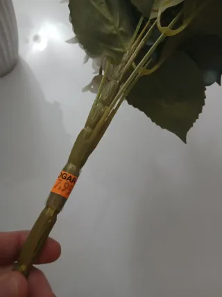 Jarrón de cerámica con flores artificiales