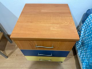 Mesita 3 cajones madera y plástico