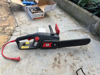 Motosierra Eléctrica con Cable Rojo