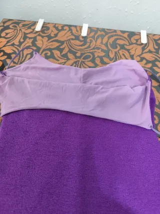 Vestido morado ajustado para chica
