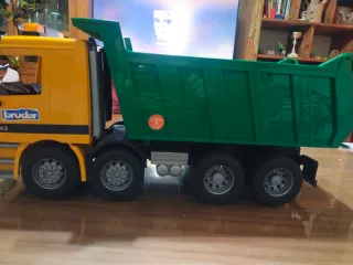 Camión Volquete Bruder Amarillo y Verde