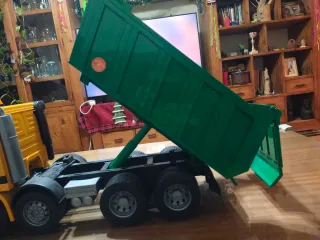 Camión Volquete Bruder Amarillo y Verde