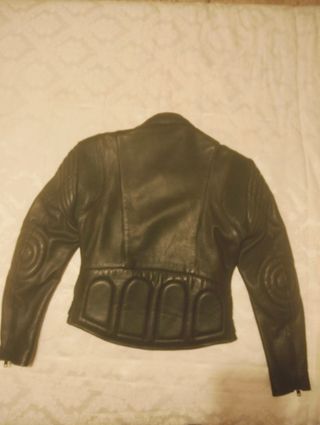 Chaqueta motera de piel de cuero negra reforzada.